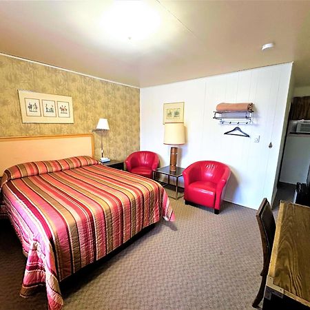 Red Top Motor Inn Iron Bridge Экстерьер фото
